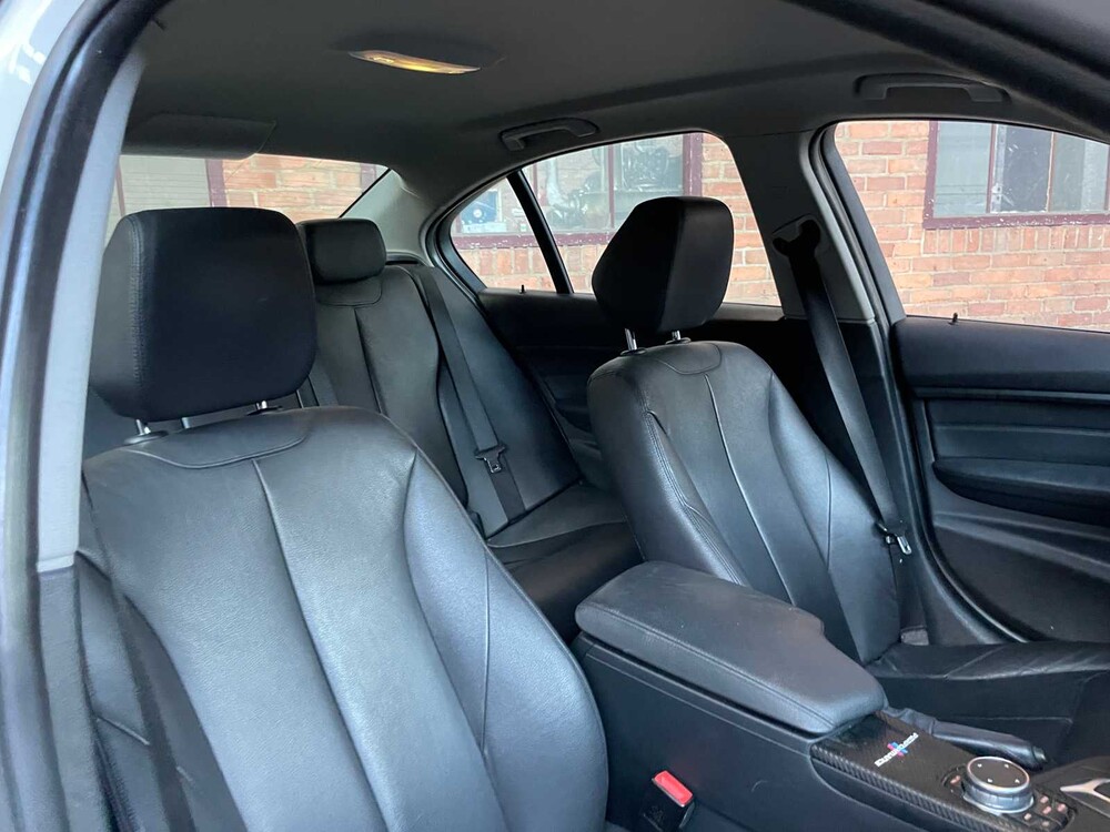 BMW 320i Essential 2.0 184pk 2015 3-Serie, HB-971-D