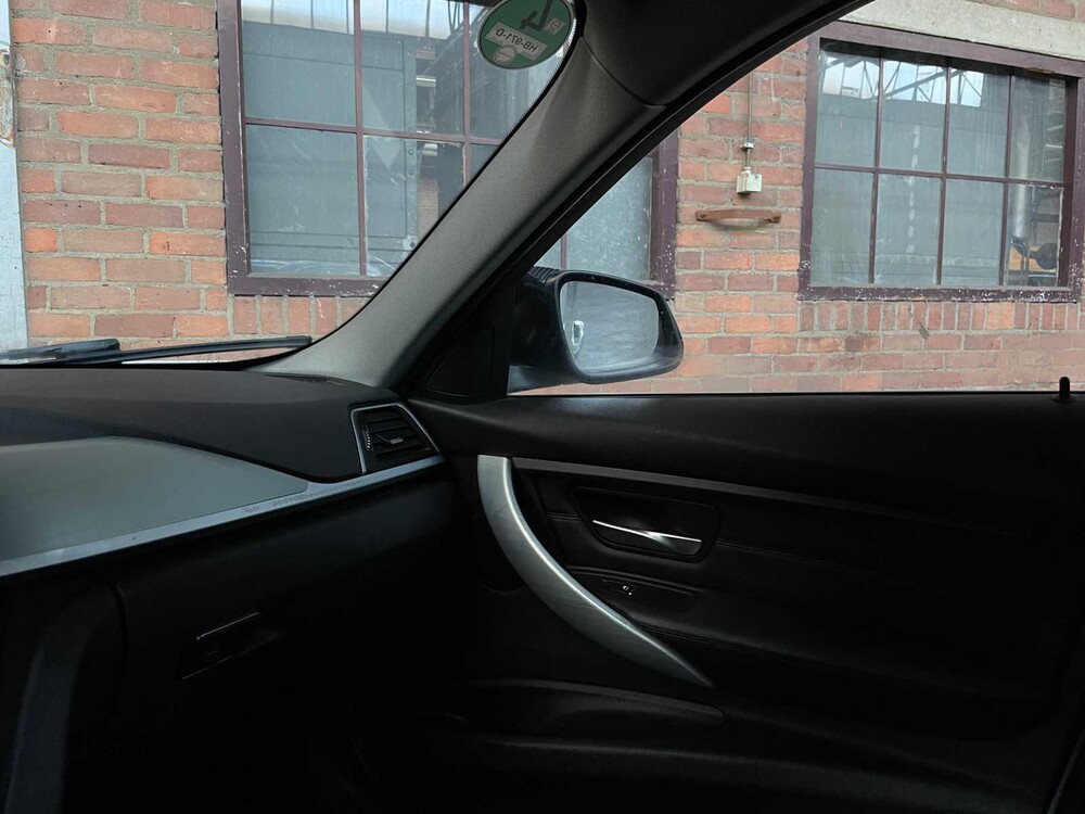 BMW 320i Essential 2.0 184pk 2015 3-Serie, HB-971-D