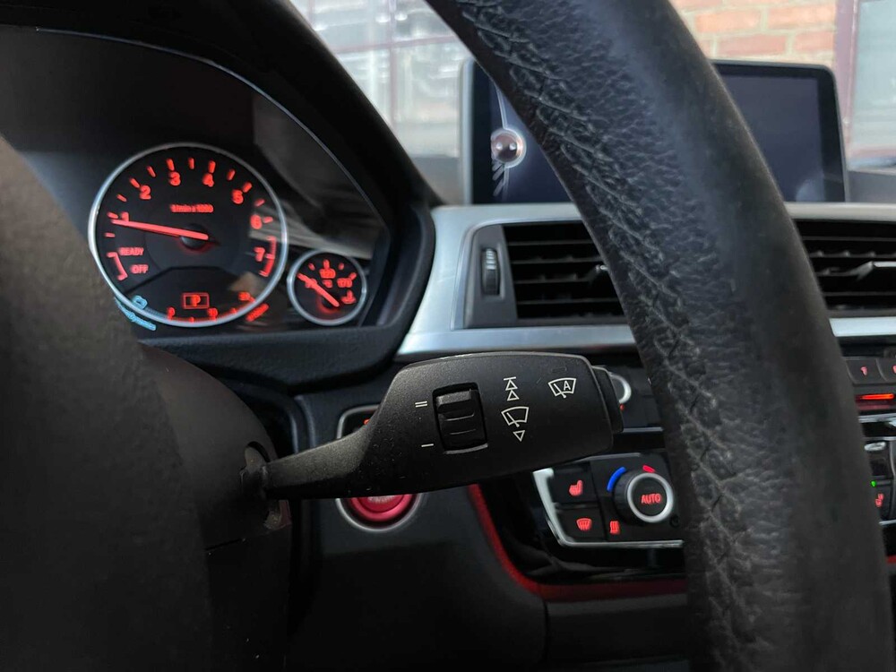 BMW 320i Essential 2.0 184pk 2015 3-Serie, HB-971-D