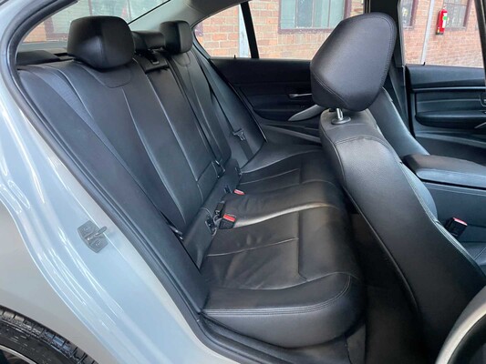 BMW 320i Essential 2.0 184hp 2015 3-Series, HB-971-D