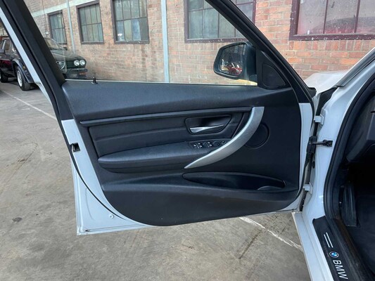 BMW 320i Essential 2.0 184hp 2015 3-Series, HB-971-D