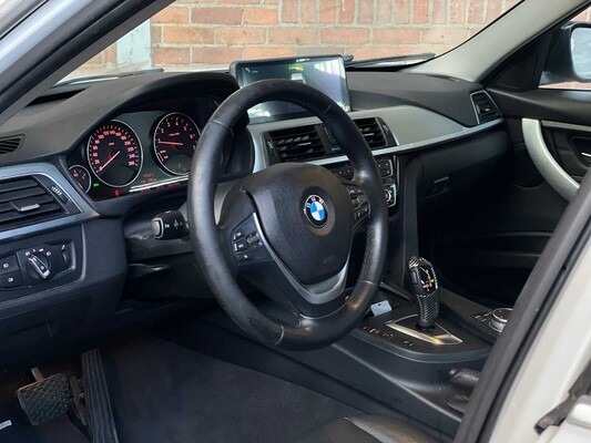 BMW 320i Essential 2.0 184hp 2015 3-Series, HB-971-D