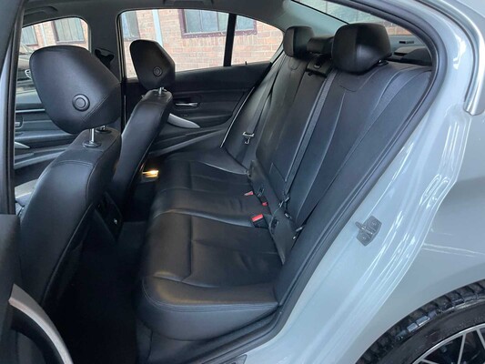 BMW 320i Essential 2.0 184hp 2015 3-Series, HB-971-D