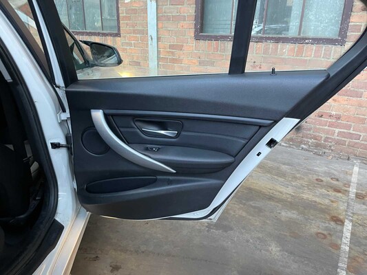 BMW 320i Essential 2.0 184hp 2015 3-Series, HB-971-D