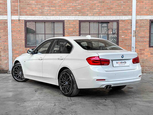 BMW 320i Essential 2.0 184hp 2015 3-Series, HB-971-D