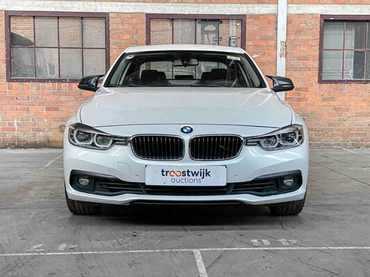 BMW 320i Essential 2.0 184hp 2015 3-Series, HB-971-D