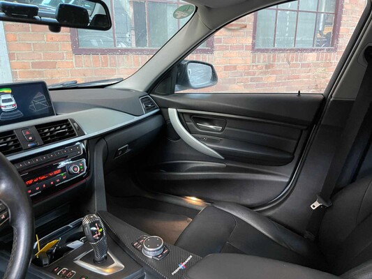 BMW 320i Essential 2.0 184hp 2015 3-Series, HB-971-D