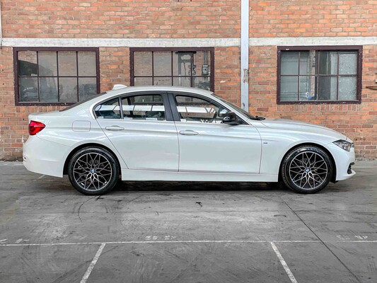 BMW 320i Essential 2.0 184hp 2015 3-Series, HB-971-D