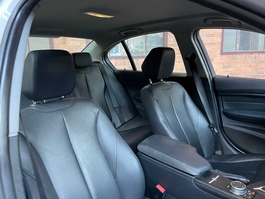 BMW 320i Essential 2.0 184hp 2015 3-Series, HB-971-D