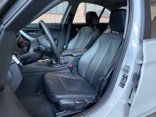 BMW 320i Essential 2.0 184hp 2015 3-Series, HB-971-D