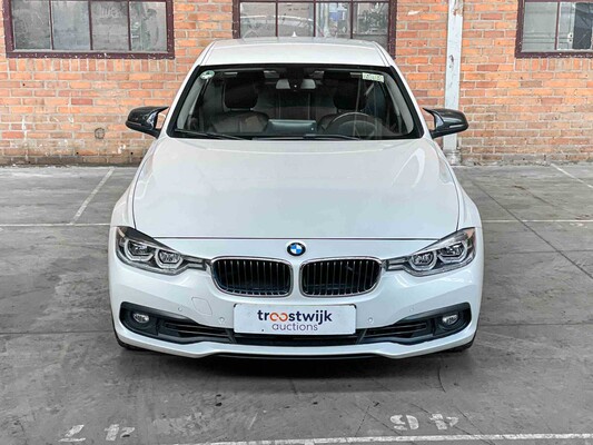 BMW 320i Essential 2.0 184hp 2015 3-Series, HB-971-D