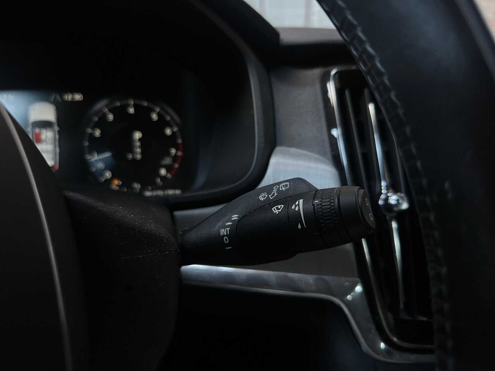 Volvo V90 2.0 T4 Momentum Pro 190PS 2019, XX-067-J