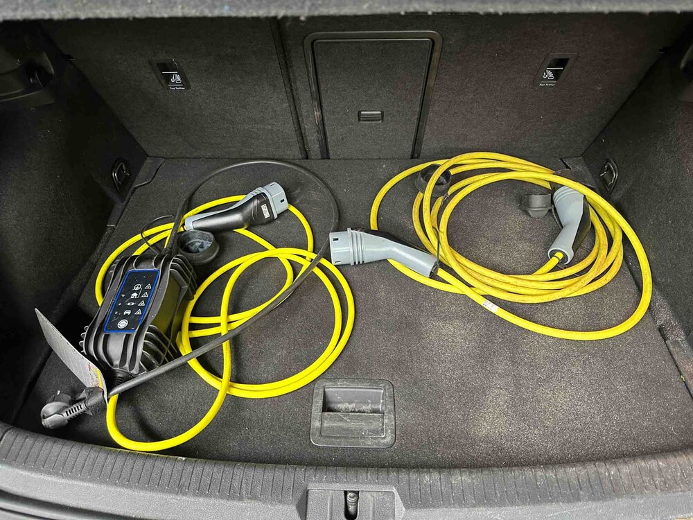 Volkswagen e-Golf 136PS 2019 (Original-NL), ZF-315-L