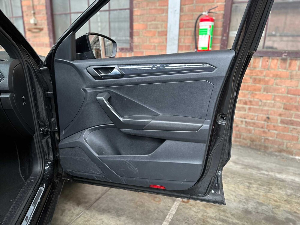 Volkswagen T-Roc 1.5 TSI R-Line Sport Business R 150hp 2019, J-599-LZ