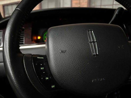 Lincoln Superior Coach Begrafenisauto Town Car 242pk 2009, 43-HRN-4 Youngtimer