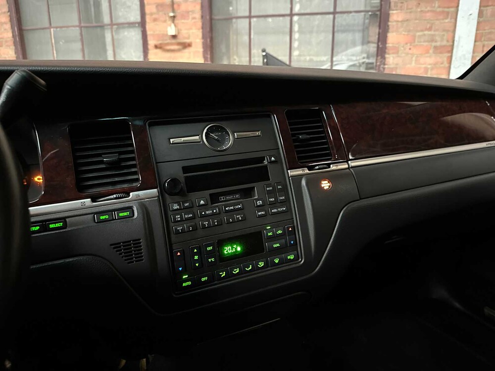 Lincoln Superior Coach Begrafenisauto Town Car 242pk 2009, 43-HRN-4 Youngtimer