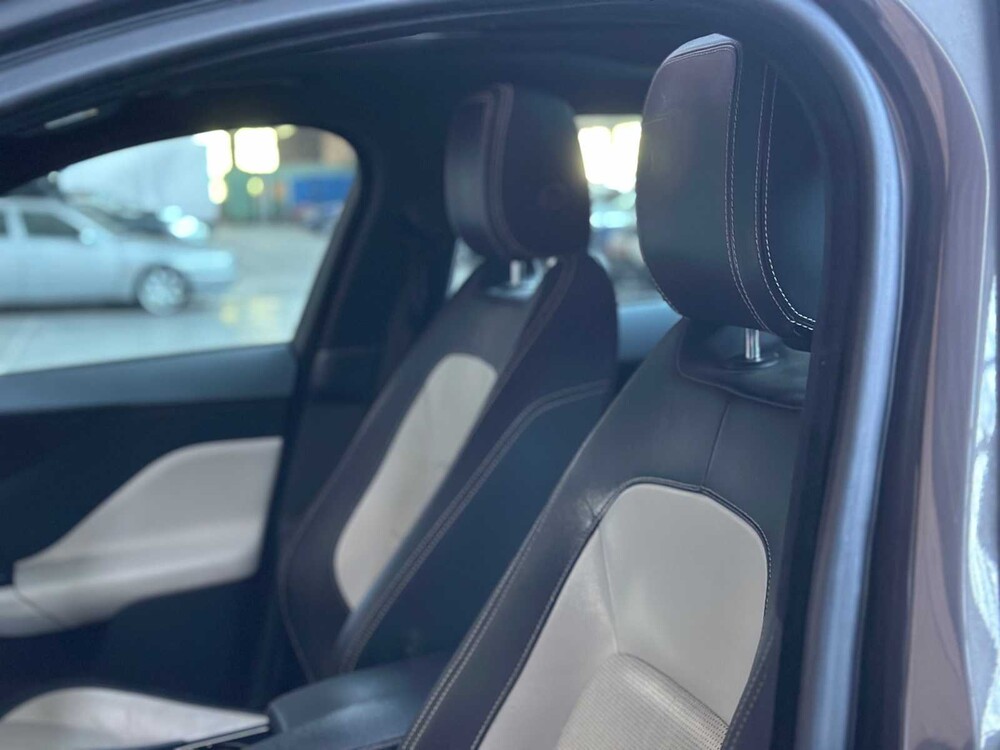 Jaguar F-PACE 2.0 Portfolio AWD 20d 2016 (origineel Nederlands)