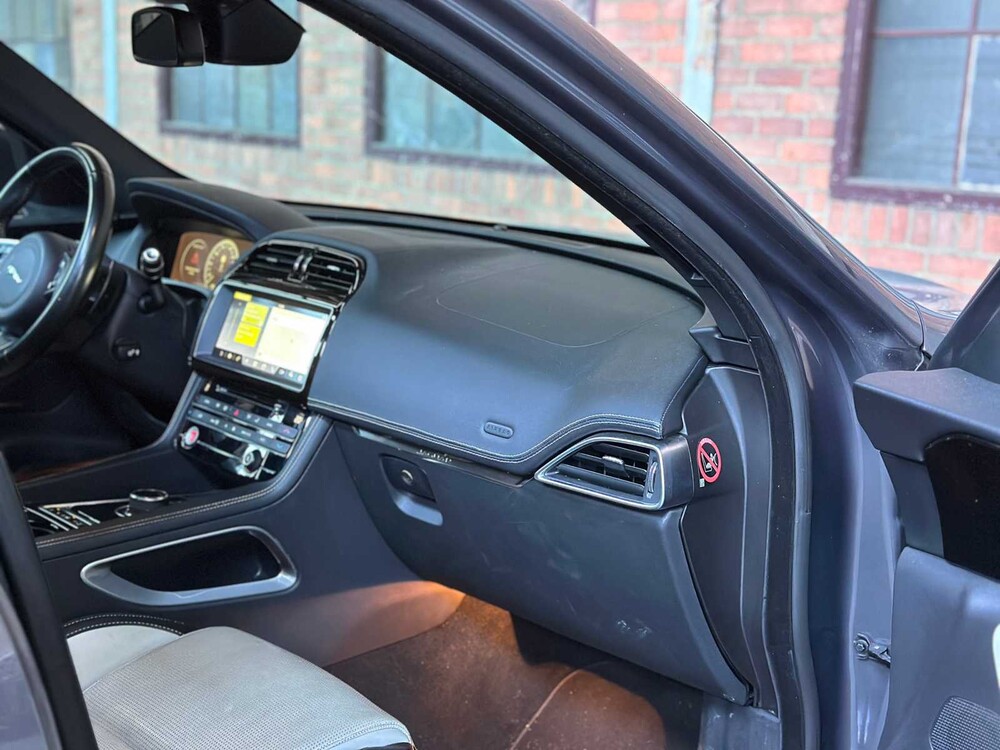 Jaguar F-PACE 2.0 Portfolio AWD 20d 2016 (origineel Nederlands)