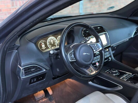 Jaguar F-PACE 2.0 Portfolio AWD 20d 2016 (origineel Nederlands)