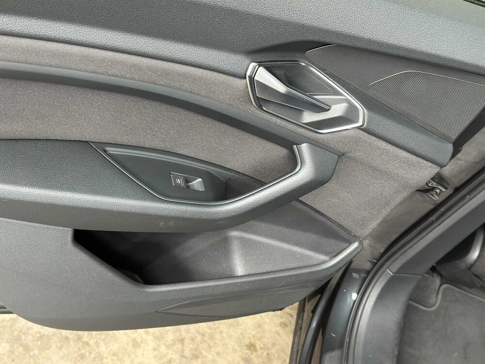 Audi E-tron 50 quattro Business edition 71 kWh 313pk 2020 (Origineel-NL+ 1e eigenaar), J-695-PX