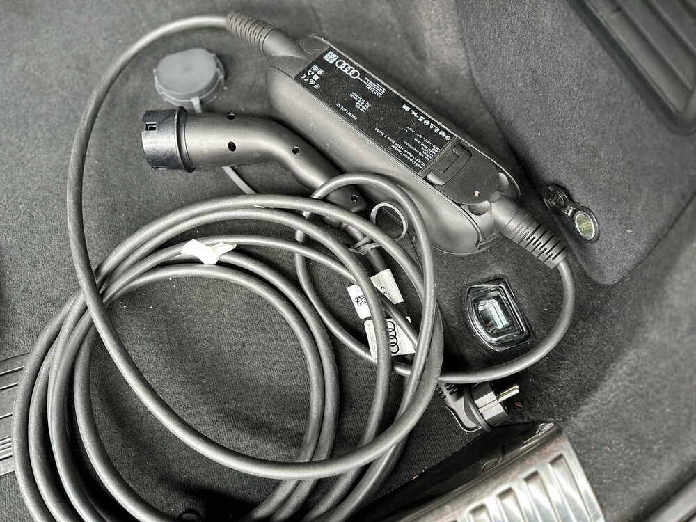 Audi E-tron 50 quattro Business edition 71 kWh 313pk 2020 (Origineel-NL+ 1e eigenaar), J-695-PX