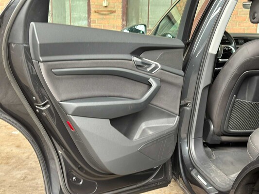 Audi E-tron 50 quattro Business edition 71 kWh 313pk 2020 (Origineel-NL+ 1e eigenaar), J-695-PX