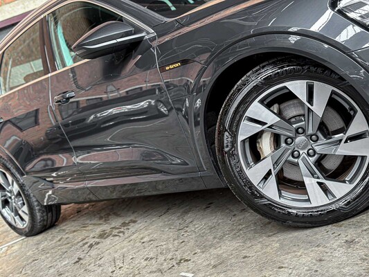 Audi E-tron 50 quattro Business edition 71 kWh 313pk 2020 (Origineel-NL+ 1e eigenaar), J-695-PX