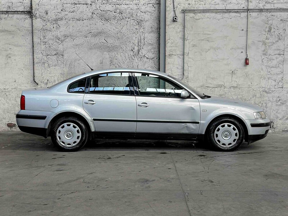 Volkswagen Passat 1.9 TDI Trendline 90pk 2000, 06-FD-FF