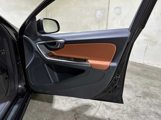 Volvo V60 2.4 D6 Twin Engine Summum 220pk 2015 Plug-In Hybrid, HR-946-F