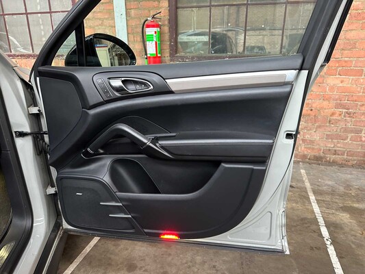 Porsche Cayenne S 4.8 V8 Sport-Chrono 400pk 2013, JP-842-T