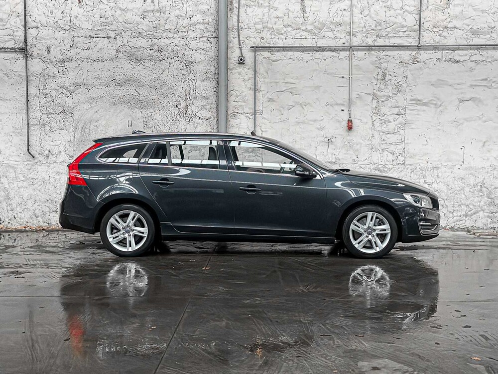 Volvo V60 2.4 D6 AWD Pl.i Sum. 215pk 2014, 3-TLD-47