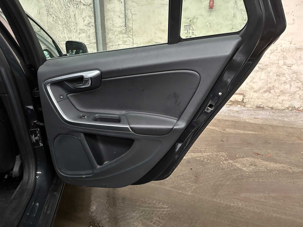 Volvo V60 2.4 D6 AWD Pl.i Sum. 215pk 2014, 3-TLD-47