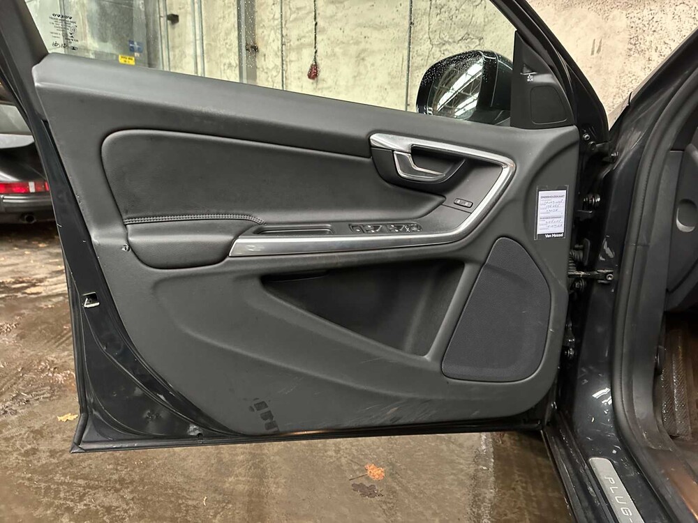 Volvo V60 2.4 D6 AWD Pl.i Sum. 215pk 2014, 3-TLD-47