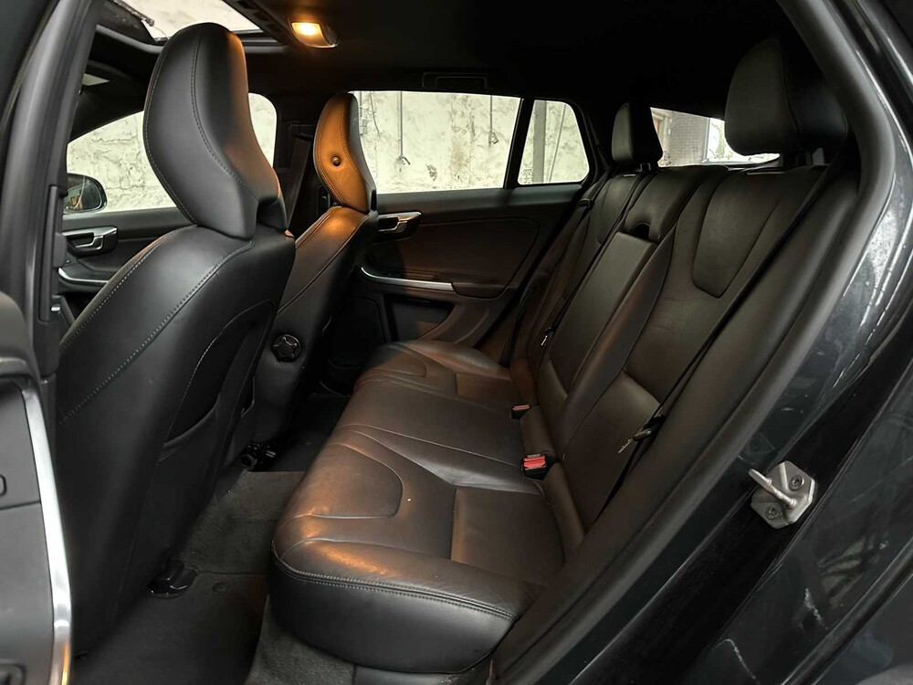 Volvo V60 2.4 D6 AWD Pl.i Sum. 215pk 2014, 3-TLD-47