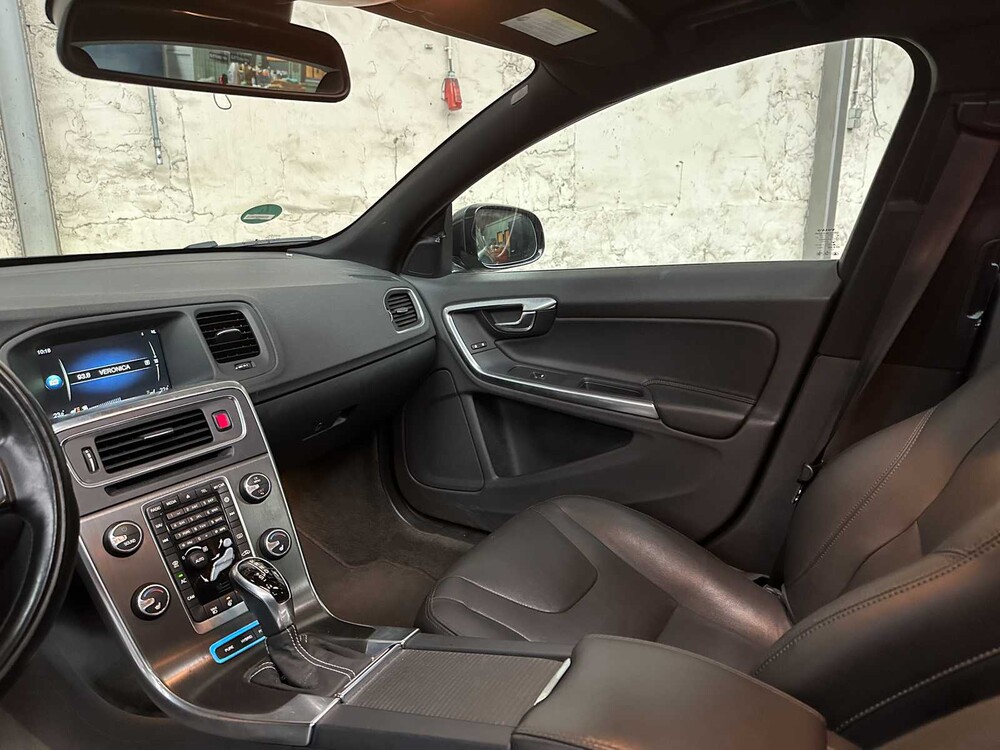 Volvo V60 2.4 D6 AWD Pl.i Sum. 215pk 2014, 3-TLD-47