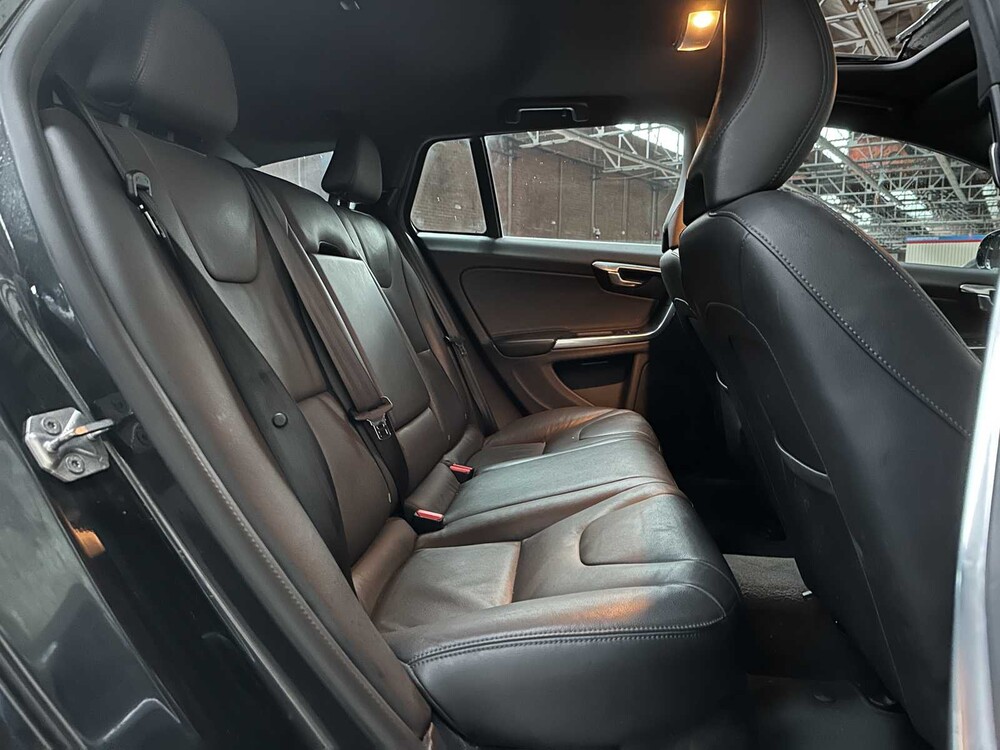 Volvo V60 2.4 D6 AWD Pl.i Sum. 215pk 2014, 3-TLD-47