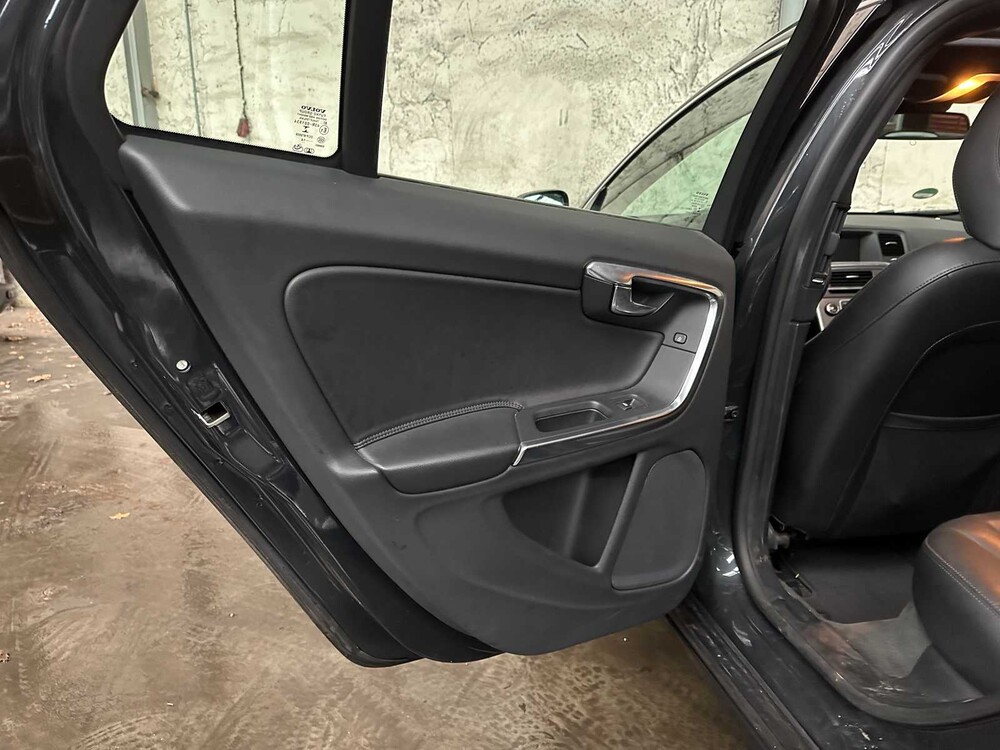 Volvo V60 2.4 D6 AWD Pl.i Sum. 215pk 2014, 3-TLD-47