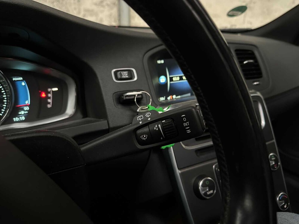 Volvo V60 2.4 D6 AWD Pl.i Sum. 215pk 2014, 3-TLD-47