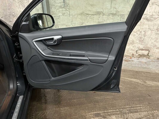 Volvo V60 2.4 D6 AWD Pl.i Sum. 215pk 2014, 3-TLD-47