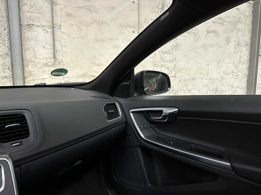 Volvo V60 2.4 D6 AWD Pl.i Sum. 215pk 2014, 3-TLD-47