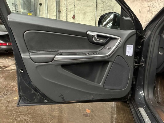 Volvo V60 2.4 D6 AWD Pl.i Sum. 215pk 2014, 3-TLD-47