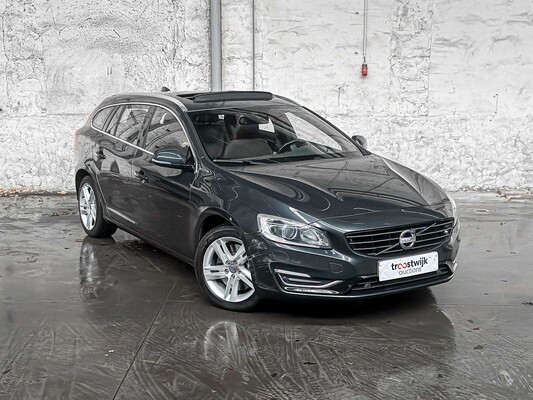 Volvo V60 2.4 D6 AWD Pl.i Sum. 215pk 2014, 3-TLD-47