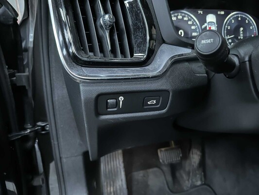 Volvo V60 2.0 T4 Moment.Pro 188pk 2019, ZP-740-L