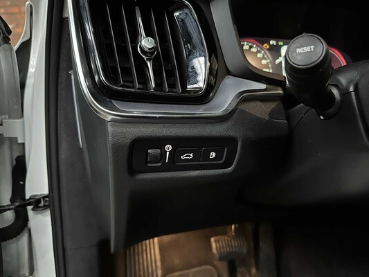 Volvo V60 2.0 T6 Recharge AWD Inscription Expression 253pk 2021 (Origineel-NL + 1e eigenaar), N-828-HZ