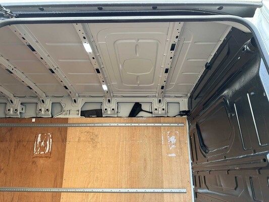 Volkswagen Crafter 35 2.0 TDI L4H3 Trendline 138hp 2018 Commercial Vehicle, VZD-86-K