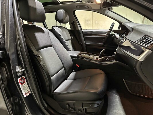 BMW 523i Touring High Executive 204pk 2010 5-serie, 3-ZKF-44