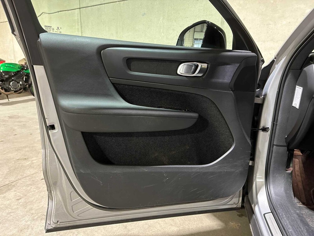 Volvo XC40 Recharge Core 70 kWh 231hp 2022 (Original-NL + 1st Owner), R-491-BZ