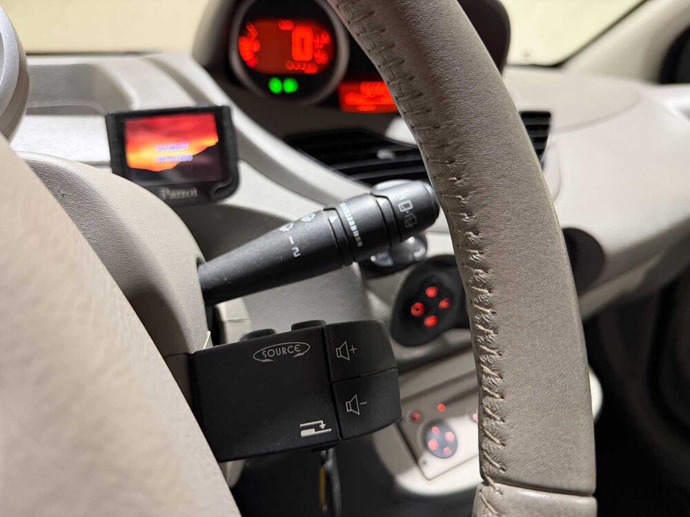 Renault Twingo 1.2-16V Initiale 76hp 2008, 83-ZR-JS