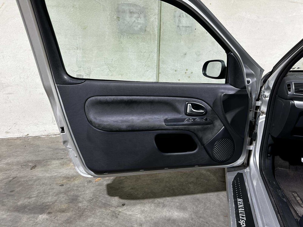 Renault Clio V6 3.0 Sport RS Phase 2 (NR 149) 255pk 2004 Youngtimer