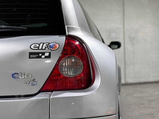 Renault Clio V6 3.0 Sport RS Phase 2 (NR 149) 255pk 2004 Youngtimer